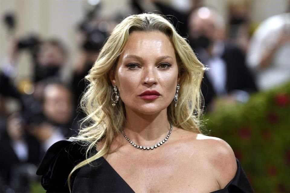 En Reino Unido, esta tendencia hacia la delgadez extrema fue encarnada durante mucho tiempo por la top model Kate Moss, en los años 90 y principios de los 2000.