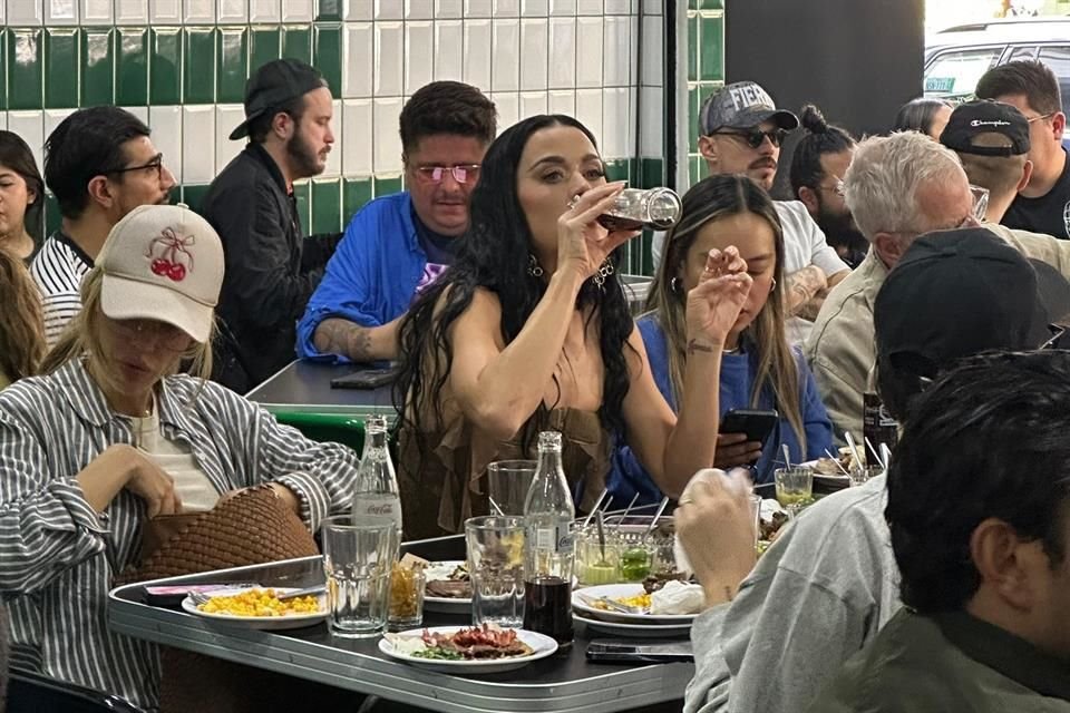 Katy Perry, durante su visita a CDMX, no perdió la oportunidad para comer unos ricos tacos con todo y su refresco bien frío en un restaurante de la Colonia Roma.