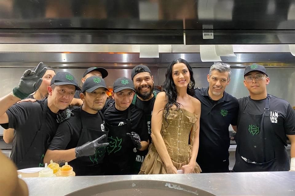 La página del lugar compartió una foto y un video de la cantante, quien incluso posó con el personal del restaurante.