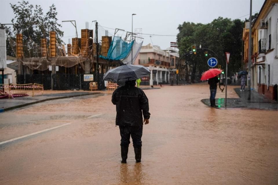 Una persona en medio de una calle inundada en el sur de España, el 13 de noviembre del 2024.