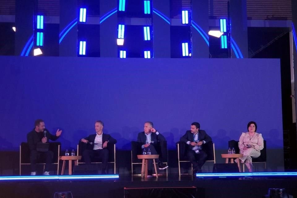 Andrea Iorio (izq. a der.), de Founder AIK; Alejandro Preinfalk, de Siemens; Carlos Arenas, de Oxxo; Juan F. Aguilar, de Dell Technologies, y Yoelle Rojas, del Cluster de Electrodomésticos en NL.