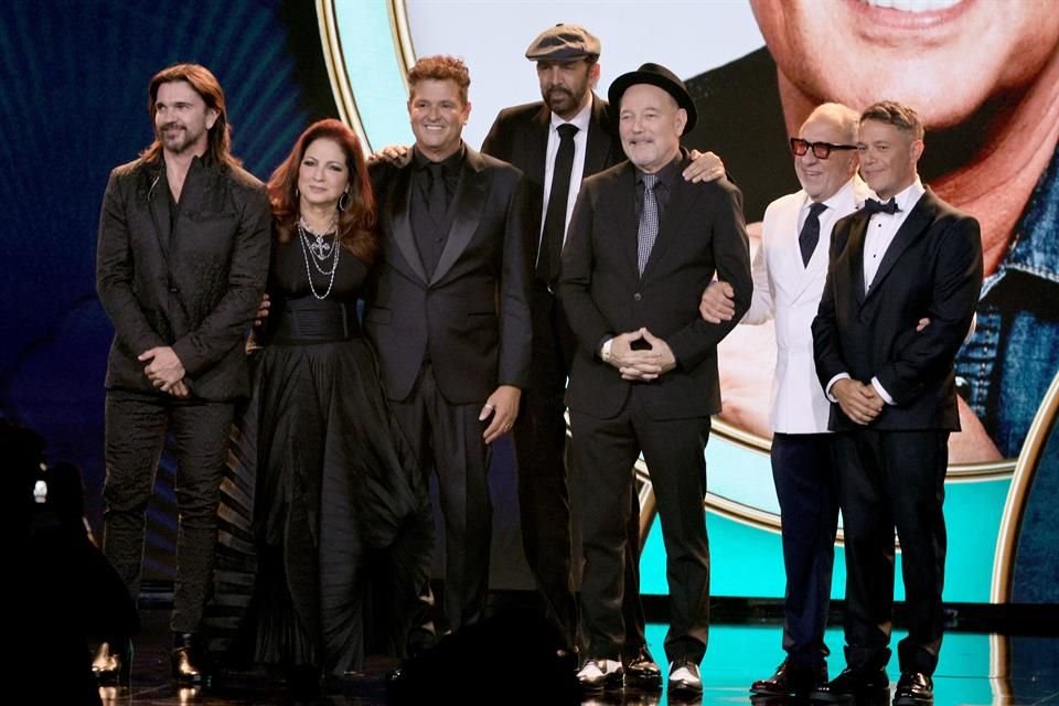 Alejandro Sanz, Juanes, Gloria y Emilio Estefan, Juan Luis Guerra y Rubén Blades cantaron distintos éxitos del colombiano, quien posteriormente subió al escenario para posar para la foto oficial.