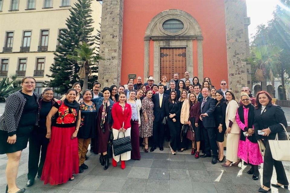 Diputados y senadores de Morena acuden a Palacio Nacional a una reunión con la Presidenta Claudia Sheinbaum.