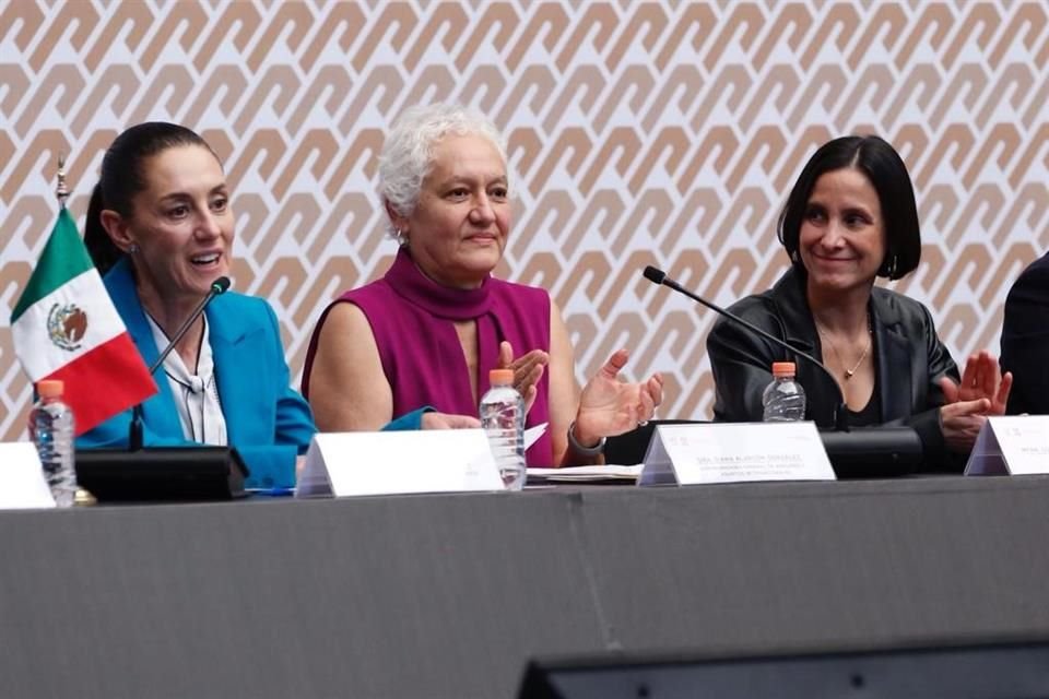 Claudia Sheinbaum (izquierda) y Diana Alarcón (en medio).