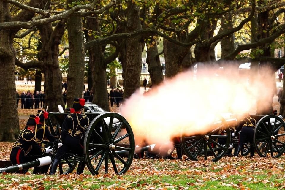 Como es tradición, se dispararon 41 salvas de artillería desde Green Park al mediodía.