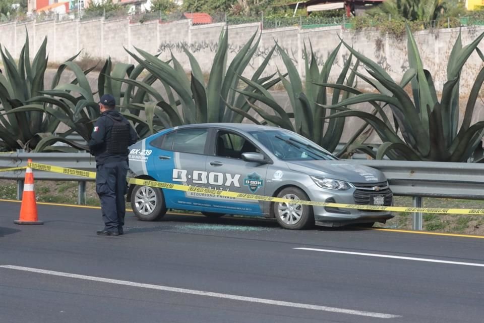 Al llegar al kilómetro 5, en la Colonia Jardines del Alba, varios sujetos le cerraron el paso y lo atacaron a balazos para hurtar la unidad.