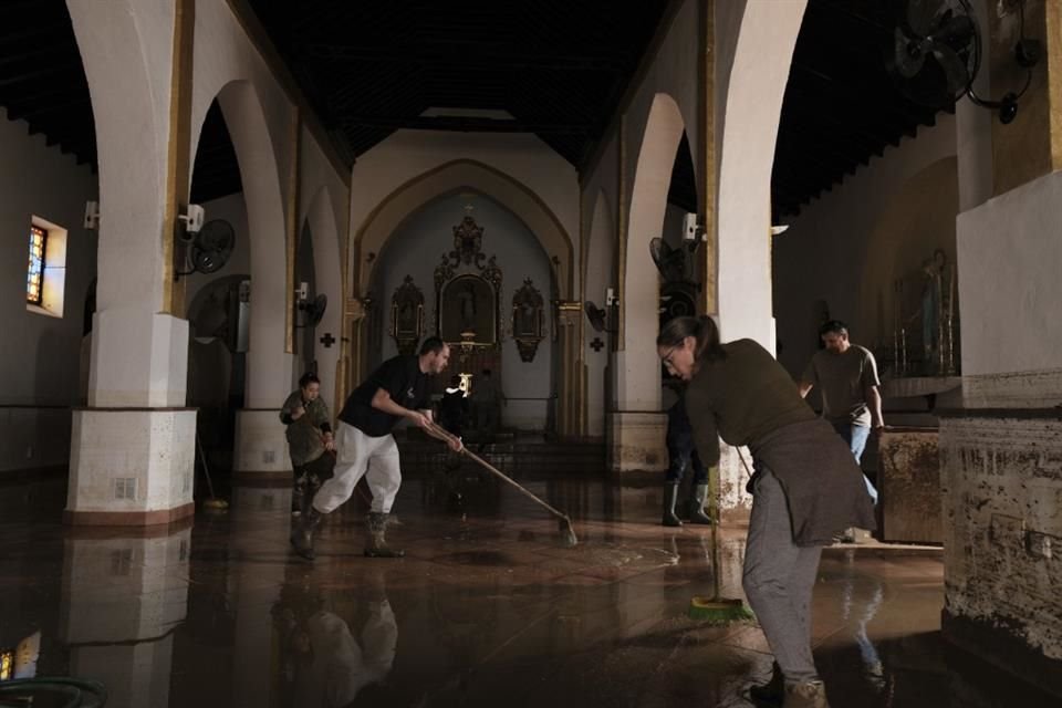 Voluntarios limpian el interior de una iglesia afectada por las inundaciones en Malaga, España, el 14 de noviembre.