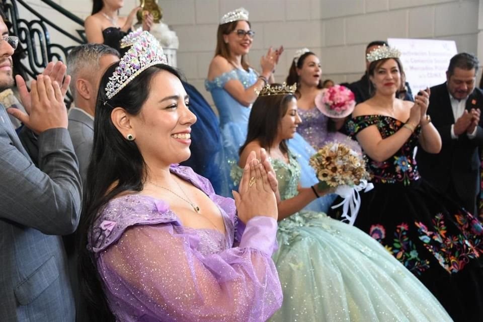 Las diputadas modelaron las prendas dentro del Congreso, aunque, a diferencia de los disfraces de Catrina, esta vez no ingresaron al Pleno. 