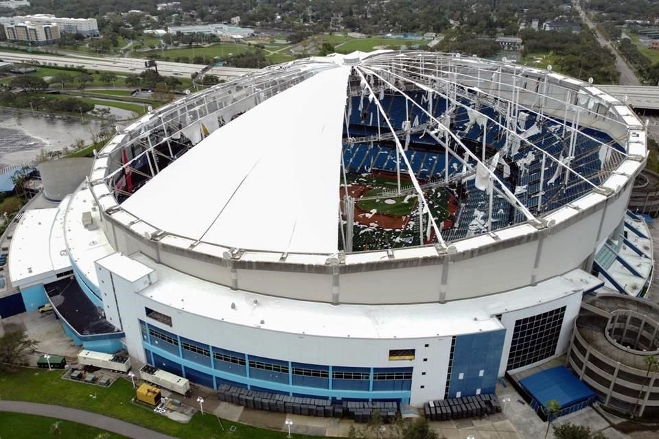 El estadio quedó dañado por el huracán Milton.