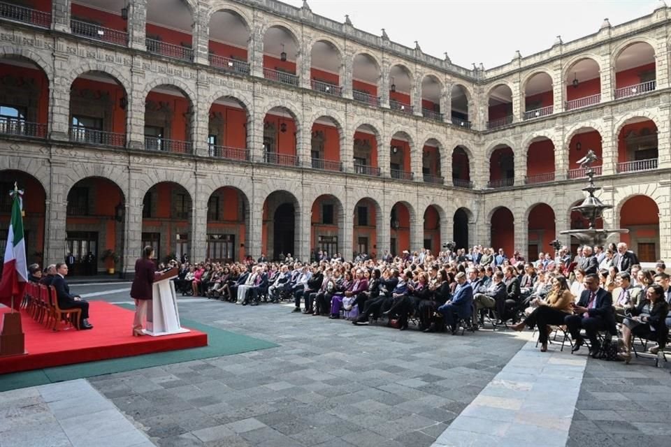 Claudia Sheinbaum en Palacio Nacional con legisladores de Morena.