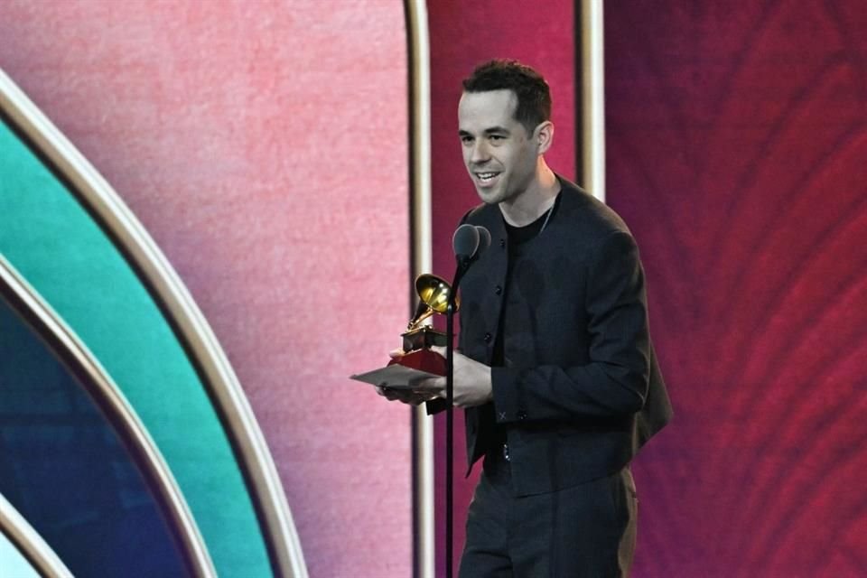El mexicano Edgar Barrera aceptó el premio al Compositor del Año.