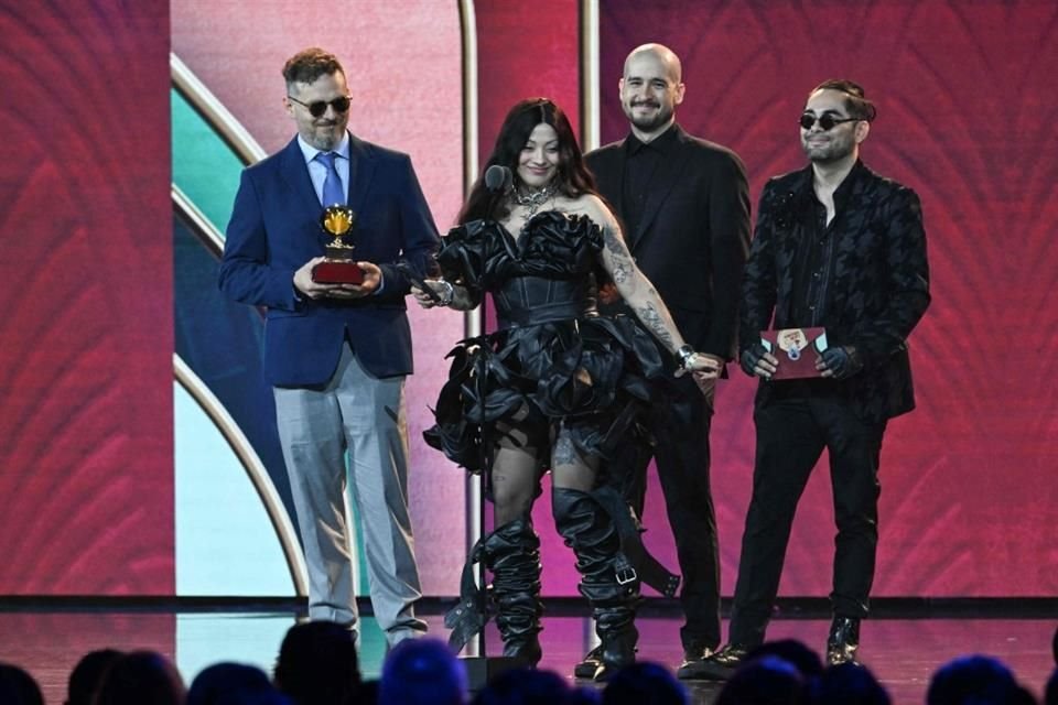 Mon Laferte aceptó el premio a Mejor Álbum de Música Alternativa por el disco 'Autopoiética'.