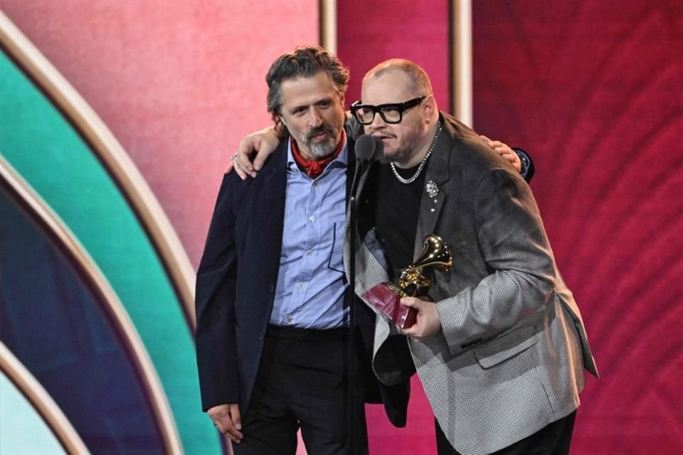 El cantautor mexicano Leonel García (der.) recibió el premio al Mejor Álbum de Cantautor por 'Pausa'.