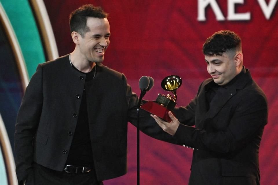 El compositor mexicano nacido en EU, Edgar Barrera (izq.), y el colombiano Kevyn Mauricio Cruz (der.), se alzaron con el premio a la Mejor Canción Regional por 'El Amor De Su Vida'.