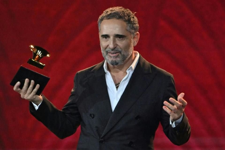 El músico uruguayo Jorge Drexler ganó el premio a Mejor Cantante Compositor por 'Derrumbe'.