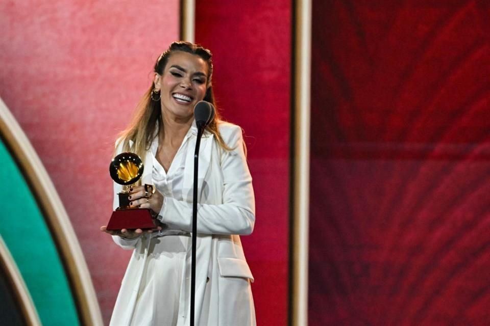 La cantautora puertorriqueña Kany García acepta el premio a Mejor Cantautora por su álbum 'García'.