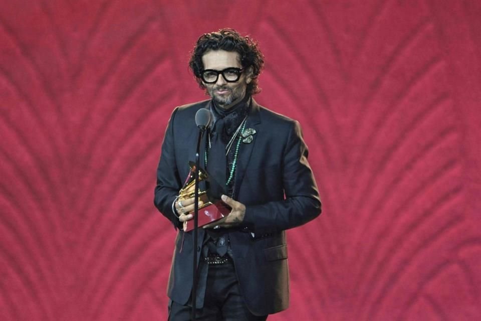 El cantautor Jesús Quintero recibe el premio a la Mejor Canción Rock por 'No Me Preguntes (Live)'.