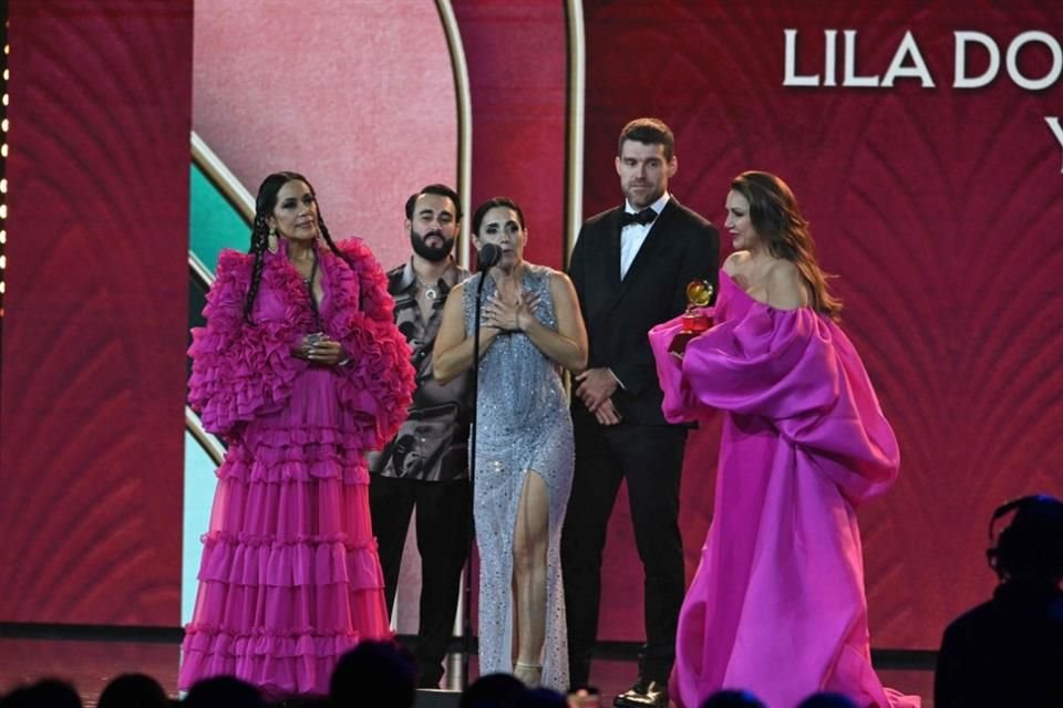 Lila Downs, Niña Pastori y Soledad aceptaron el premio a Mejor Álbum Folklórico Tradicional por 'Raíz Nunca Me Fui'.