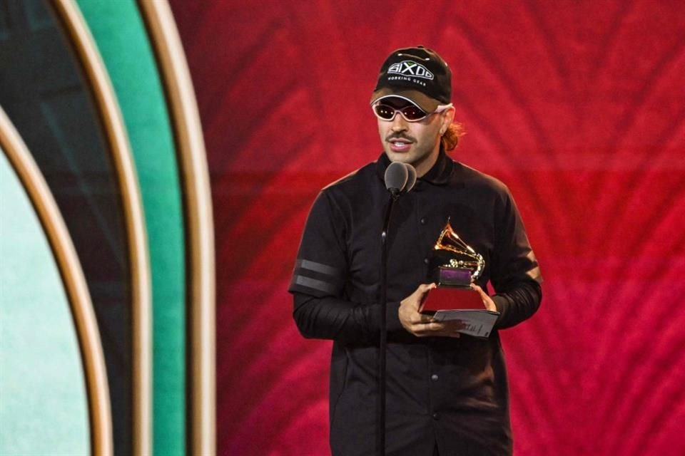 El cantante colombiano Feid recibió el premio a la Mejor Interpretación de Reggaetón por 'Perro Negro'.