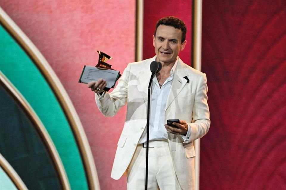 El cantante colombiano Fonseca ganó el premio al Mejor Álbum Tropical Contemporáneo por 'Tropicalia'.