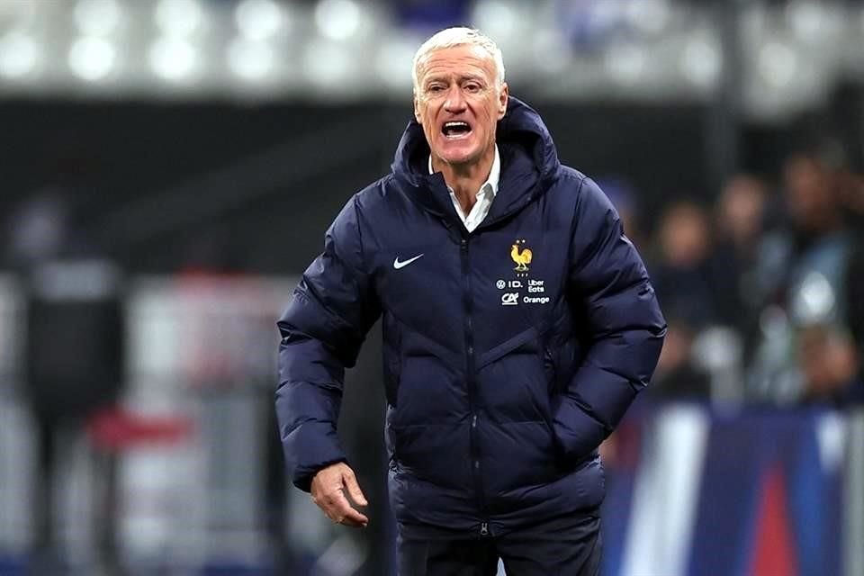 Didier Deschamps se mostró desesperado ante las fallas a la ofensiva de su equipo.