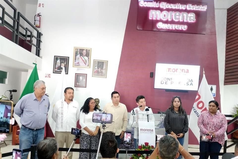 Integrantes de la dirigencia estatal morenista en conferencia en la nueva sede del partido.