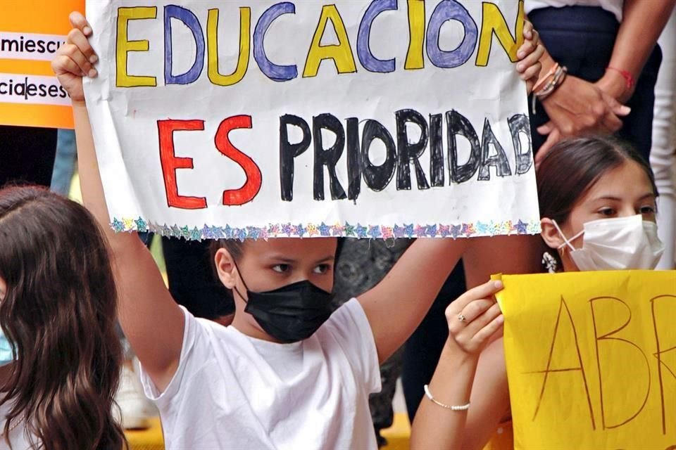 El movimiento Abre Mi Escuela señala que con protocolos de higiene y grupos pequeños de alumnos es posible tener un regreso seguro, de manera independiente al semáforo epidemiológico.