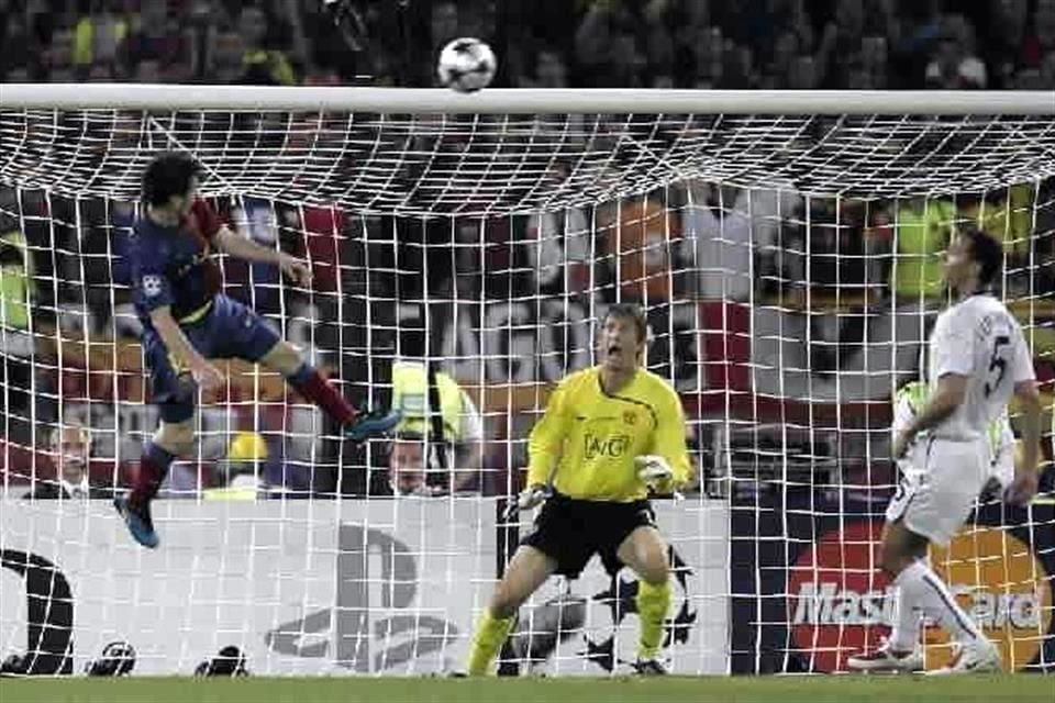 Uno de los goles más recordados del argentino fue éste, en la Final de la Champions League del 2009 que el Barcelona le ganó al Manchester United, al 'bombear' con un cabezazo a Edwin van der Sar