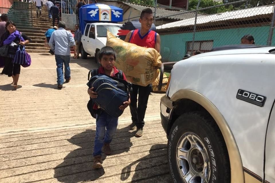 El regreso ocurre ante el presunto control de la seguridad en el Municipio por parte de autodefensas y pobladores que acusaron asedio de grupos criminales.