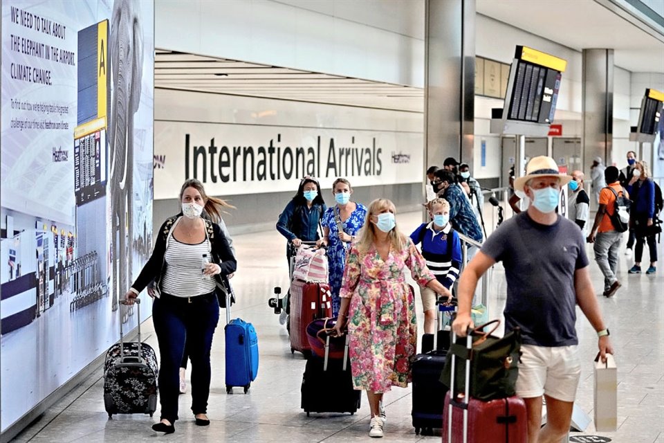 Los consumidores han expresado su enojo por la negativa de las aerolíneas a reembolsar más de 10 mil millones de dólares en viajes cancelados.