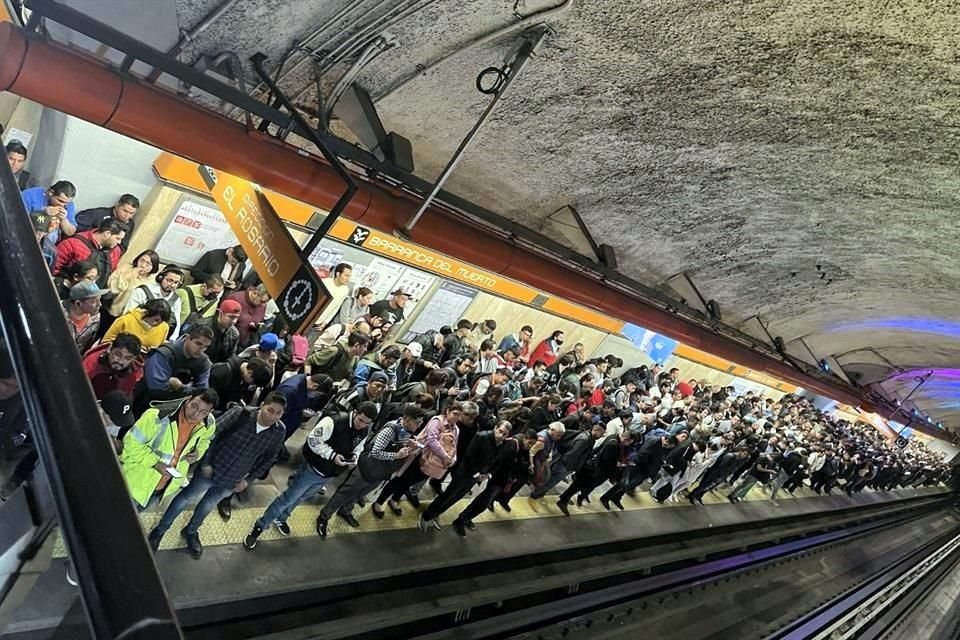 Por la gran cantidad de gente, el acceso a andenes ha comenzado a restringirse.