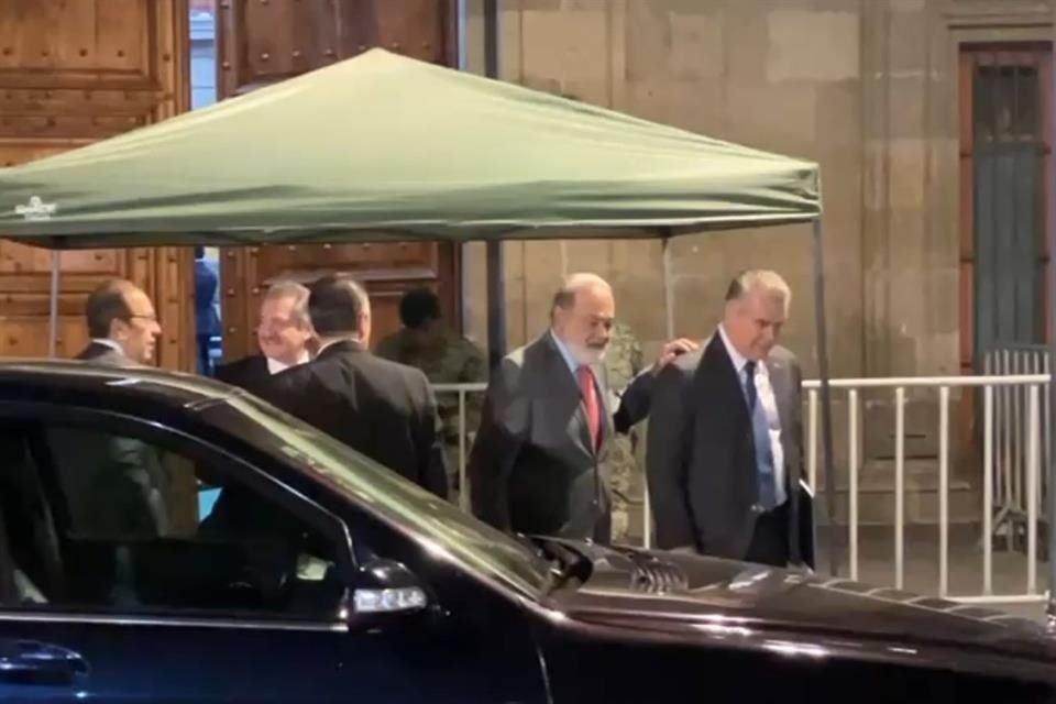 Al salir de Palacio Nacional, Carlos Slim dijo que el panorama con Trump luce bien, pues México es complementario de Estados Unidos.