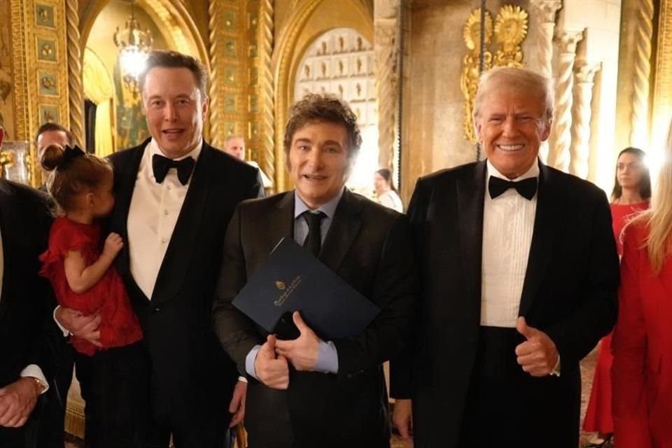 Elon Musk, Javier Milei y Donald Trump durante una gala en Mar-a-Lago, Florida, el 14 de noviembre.