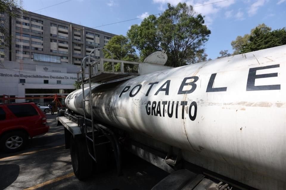 La dependencia expuso que en Línea H2O *426 se podrán solicitar viajes de pipas gratuitas. 