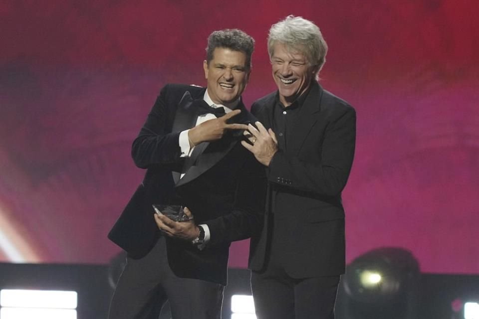 Jon Bon Jovi le entregó a Carlos Vives el premio de Persona del Año.