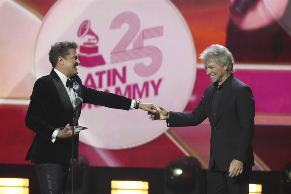 Carlos Vives agradeció a uno de sus ídolos, Jon Bon Jovi, por entregarle su galardón especial.