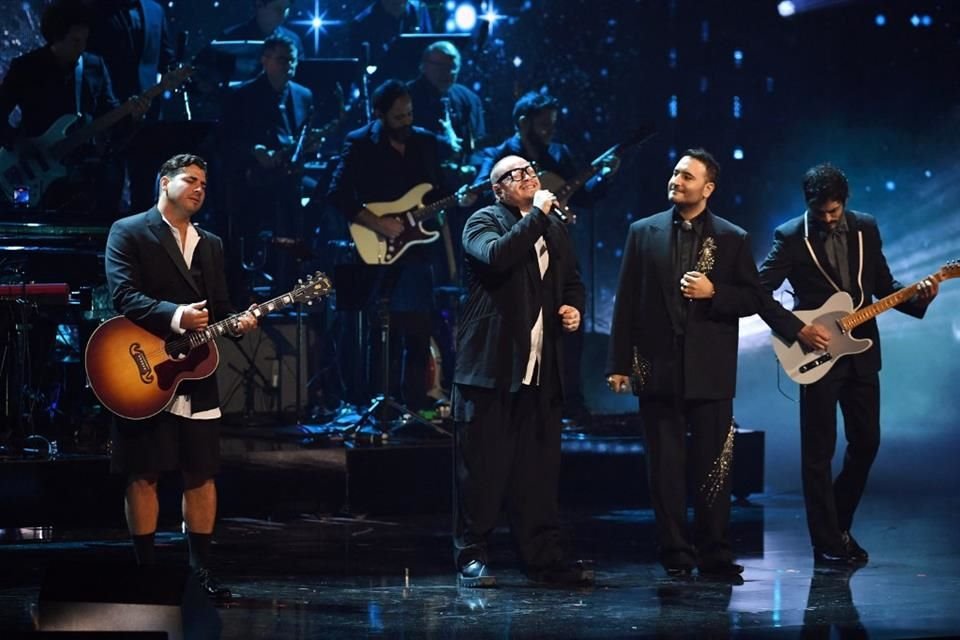 Leonel Garcia y Jesús Navarro, de Reik, hicieron un homenaje a Juan Gabriel al cantar 'Hasta Que Te Conocí'.