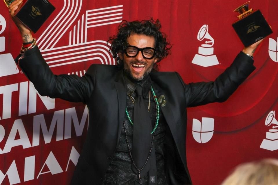 Draco Rosa posa con sus premios a Mejor Canción Rock y Mejor Álbum Pop/Rock.