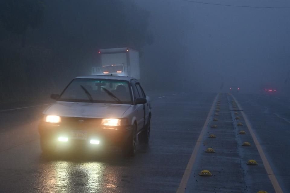 Un auto maneja a través neblina antes de la llegada de la tormenta tropical 'Sara', en Honduras, el 14 de noviembre del 2024.