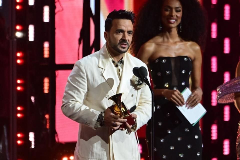 Luis Fonsi aceptó el premio de Mejor Álbum Pop Vocal.