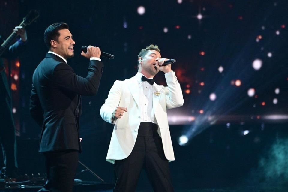 Carlos Rivera y David Bisbal cantaron 'El Triste', en honor a José Jose.