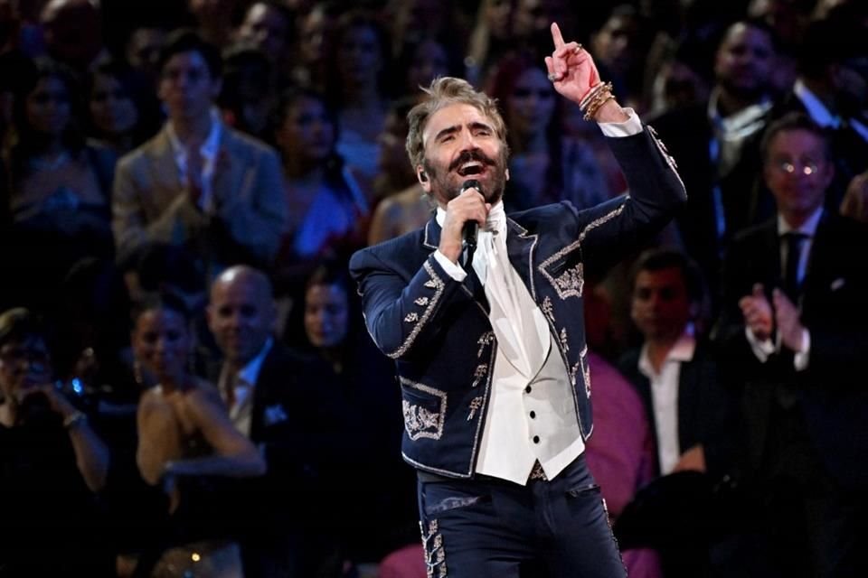 Alejandro Fernández recordó a su papá, Vicente Fernández, al cantar en la gala 'No Me Sé Rajar'.