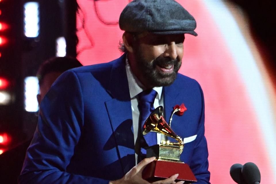 Juan Luis Guerra se llevó el máximo galardón de la noche, Álbum del Año, por 'Radio Güira'.