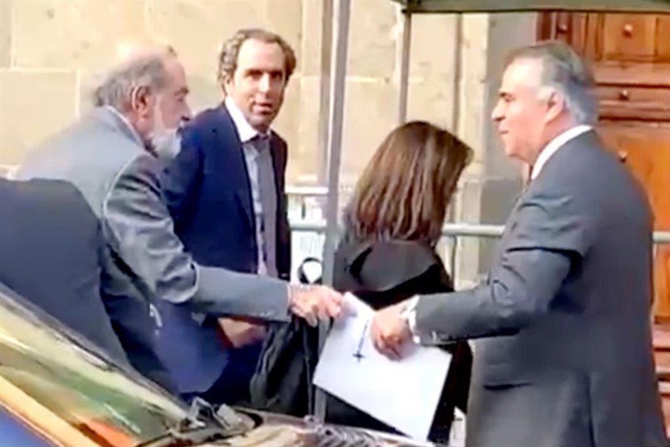 Slim y otros empresarios acudieron a Palacio Nacional.