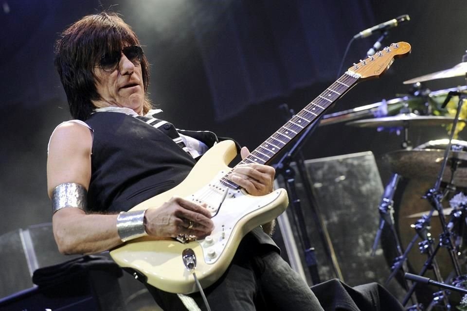 Más de 130 guitarras eléctricas, amplificadores y otras piezas que pertenecieron a la leyenda del blues y el rock Jeff Beck saldrán a la venta en Londres el próximo año.