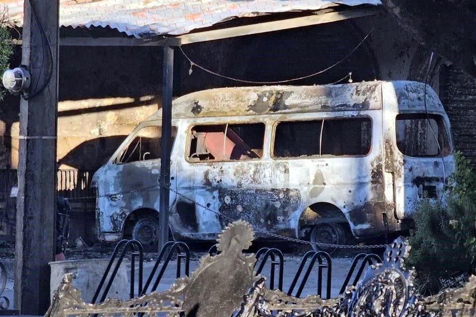 En Zinapécuaro, un vehículo una combi de pasajeros fue hallada totalmente calcinado.