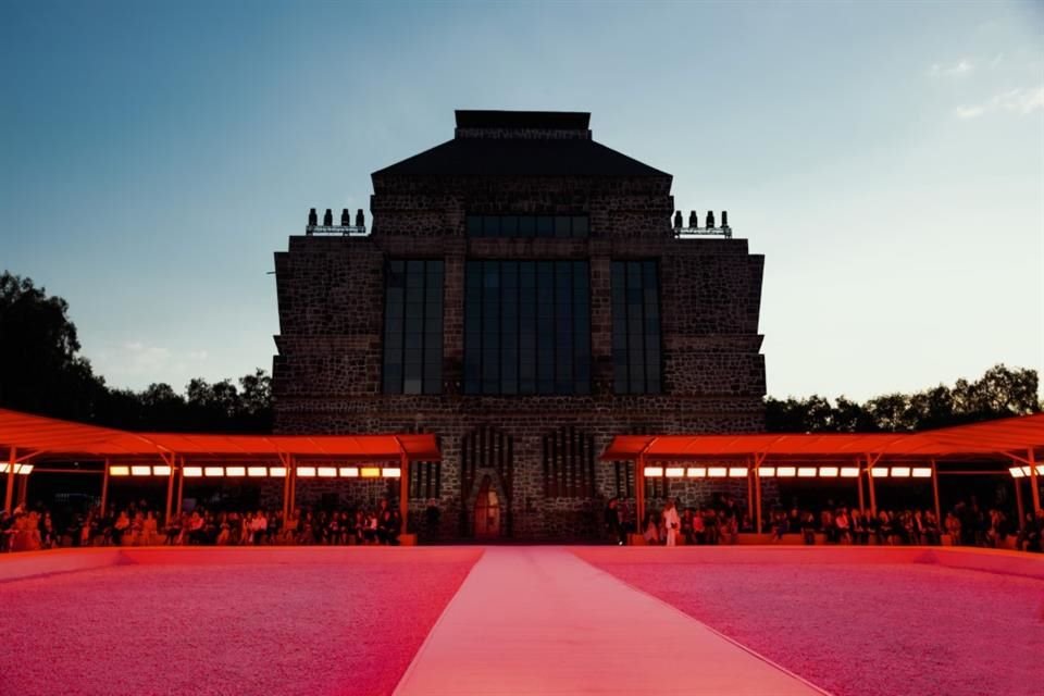 La firma Carolina Herrera celebró su pasión por el México con un estupendo desfile en el Museo Anahuacalli de la CDMX.