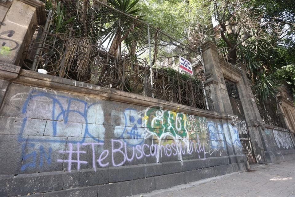 La estructura en el 21 y el 23 está reducida a esto: maleza, basura y grafiti. La declaratoria patrimonial ha evitado modificarla, pero no ha logrado que se conserve.  