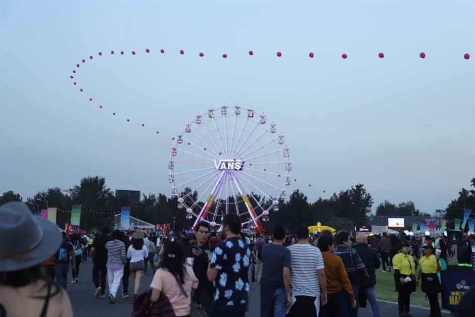 A medida que avanzaba la tarde, el cielo se cubría de nubes y el viento movía con fuerza una tira de globos que flotaba sobre el festival.