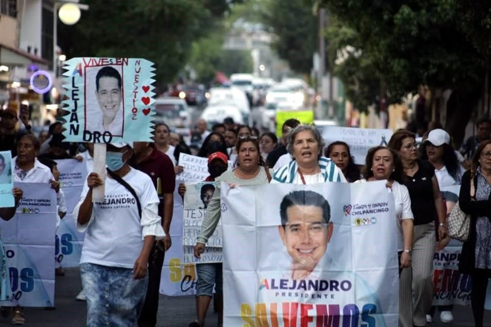 A 40 días del asesinato del Alcalde de Chilpancingo, Alejandro Arcos Catalán, amigos y familiares del perredista marcharon este viernes para exigir justicia y paz.